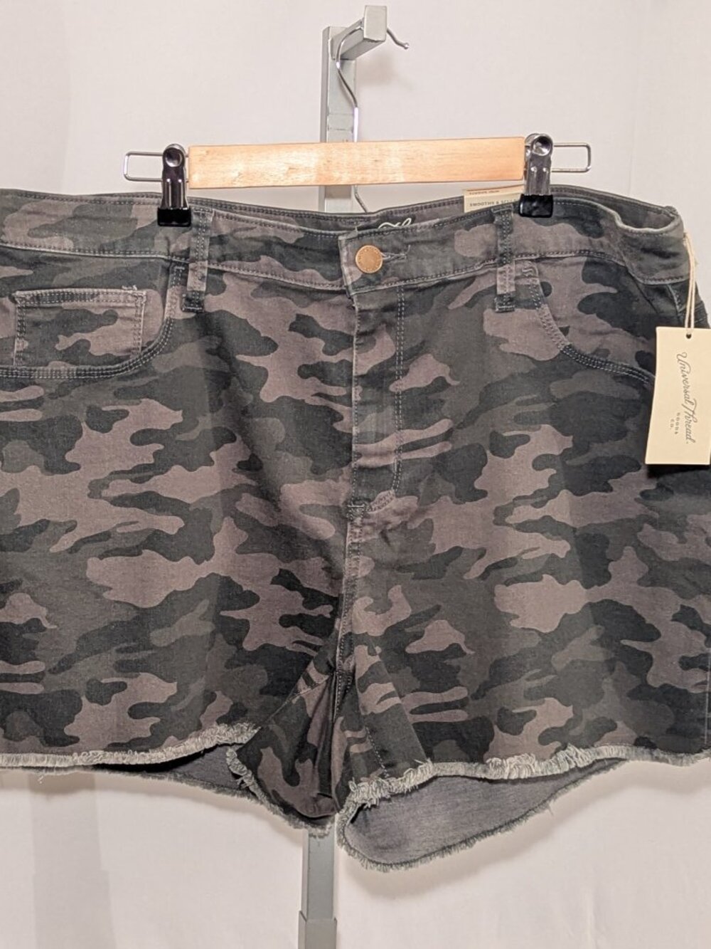 Universal Thread Camo Green High Rise Midi Shorts Sz 20W w Frayed Hem NWT